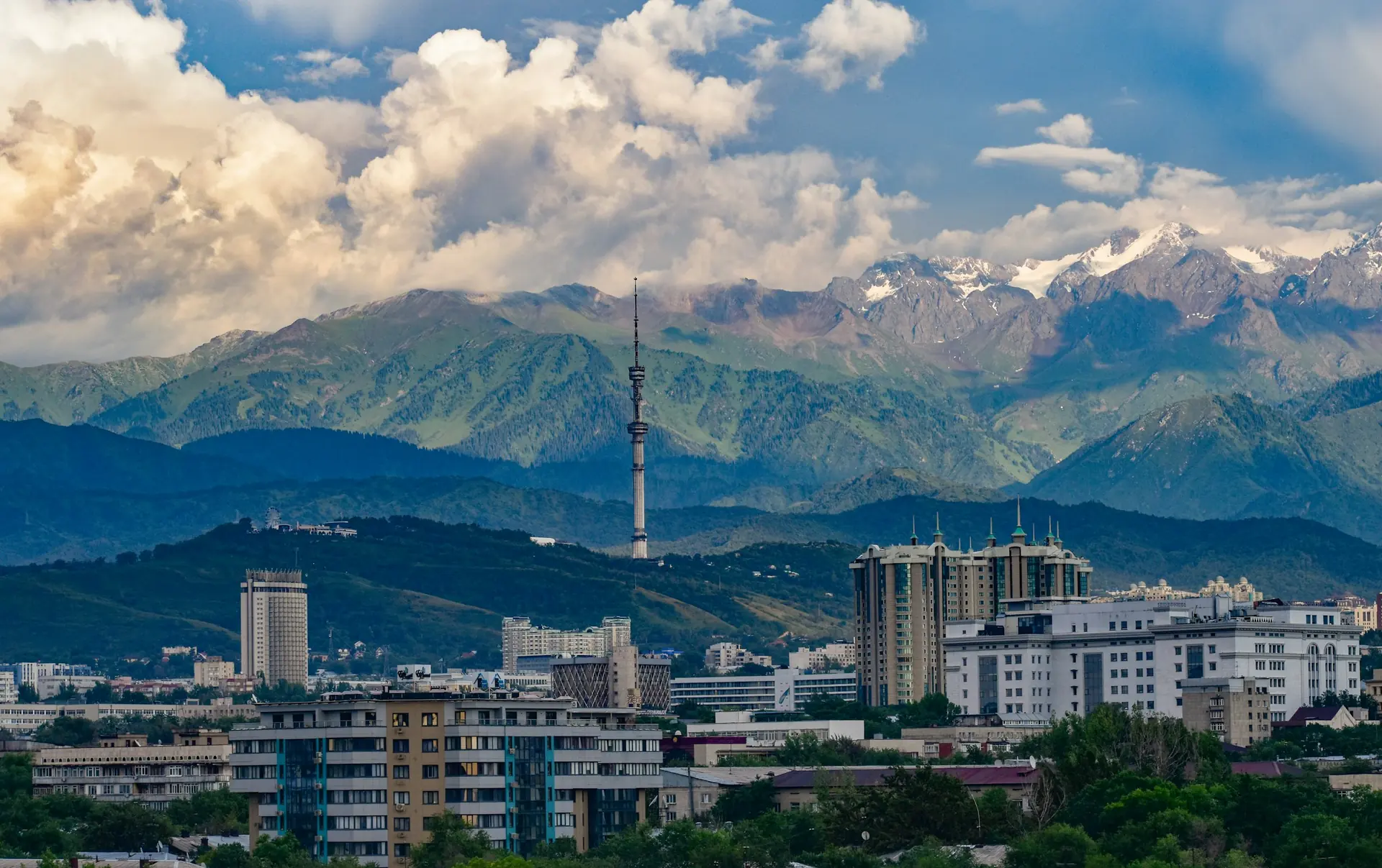 Панорама Алматы с горами